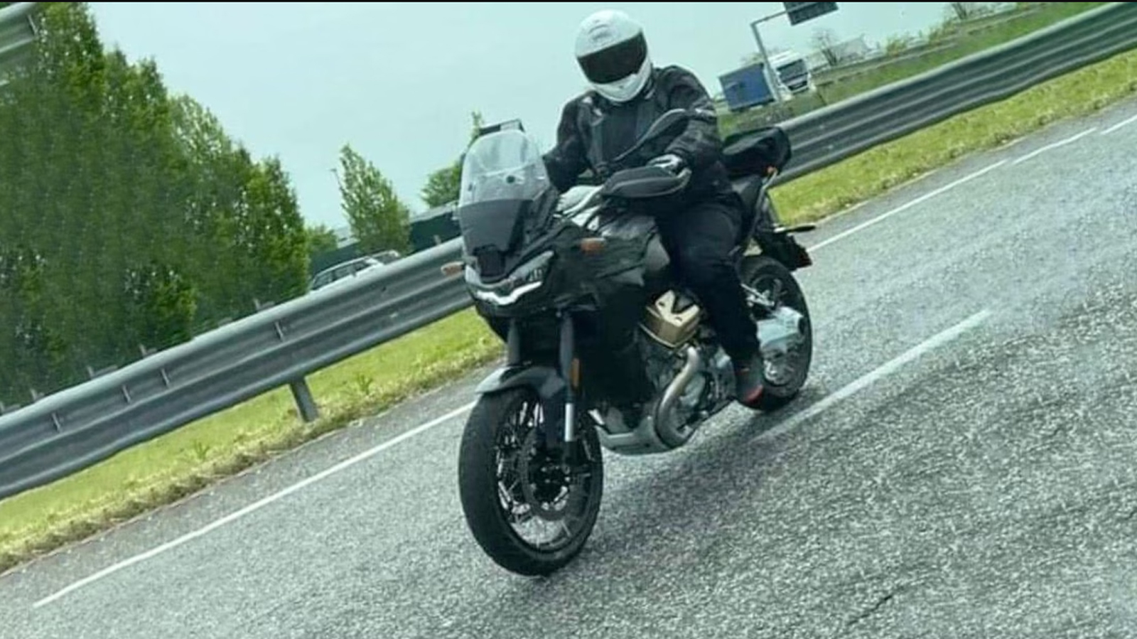 Νέο Stelvio: Το πρώτο Moto Guzzi με ραντάρ (+ spy photos)